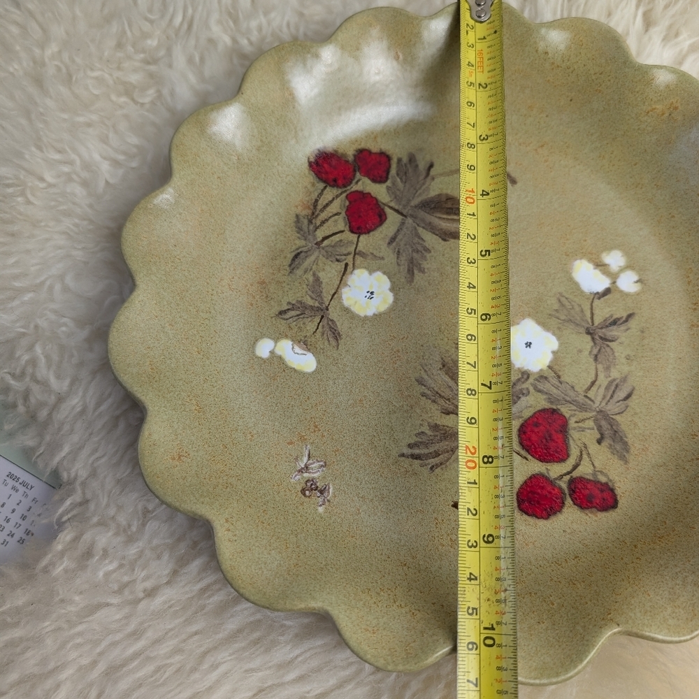 VINTAGE SCALLOPED CERAMIC PLATE HAND PAINT FLORAL/ STRAWBERRY - Picture 6 of 7
